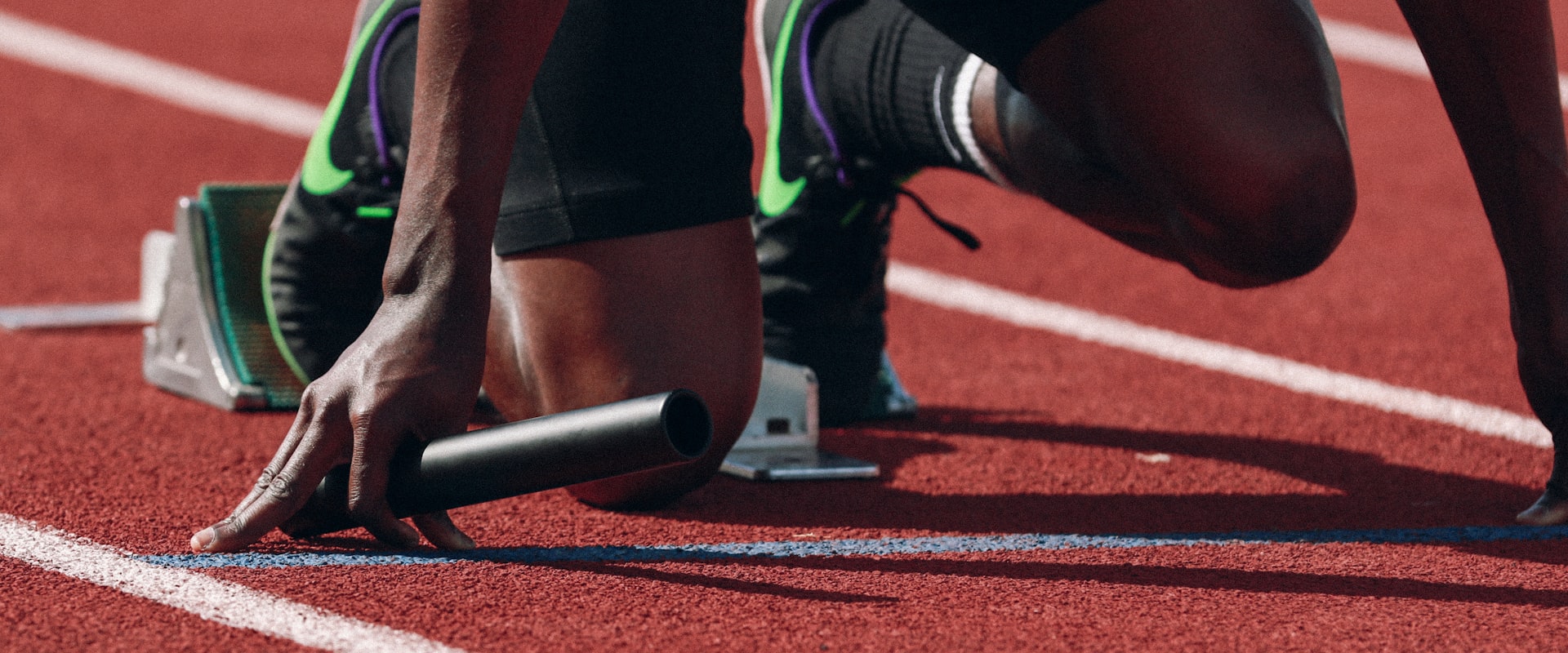 体育场馆全景 - 巨大的体育场坐满观众，灯光璀璨，气氛热烈